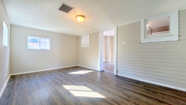 Living Room - 3988 Lake Ave Apartments Unit B