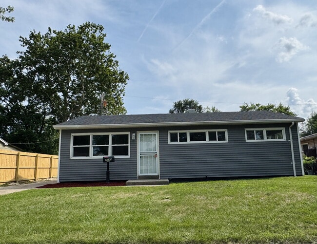 Building Photo - Your ideal home in Gary!