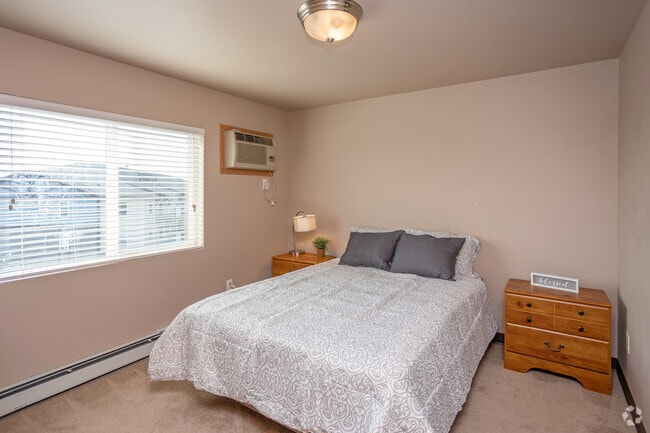 3BR, 2BA, Furnished - 1,195 - 1,440SF