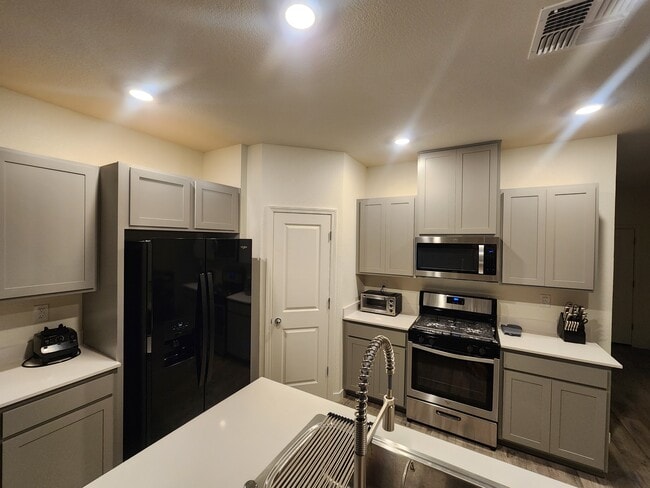 Photo - 1008 Maple Way