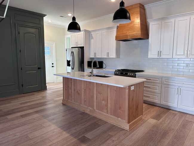 Photo - 226 McCowat St