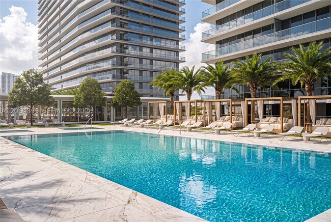 302 Hallandale Ave Unit 302
