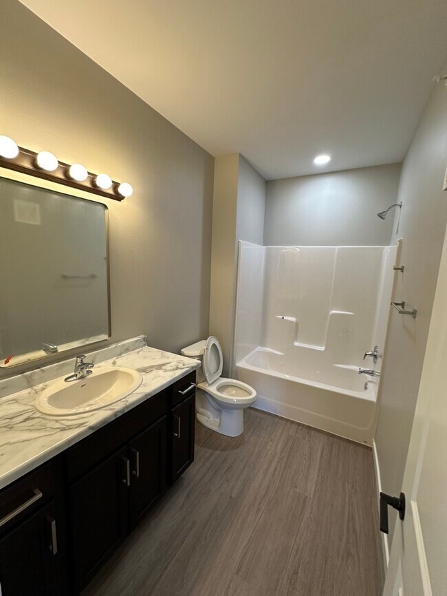 Photo - 605 E 1st St