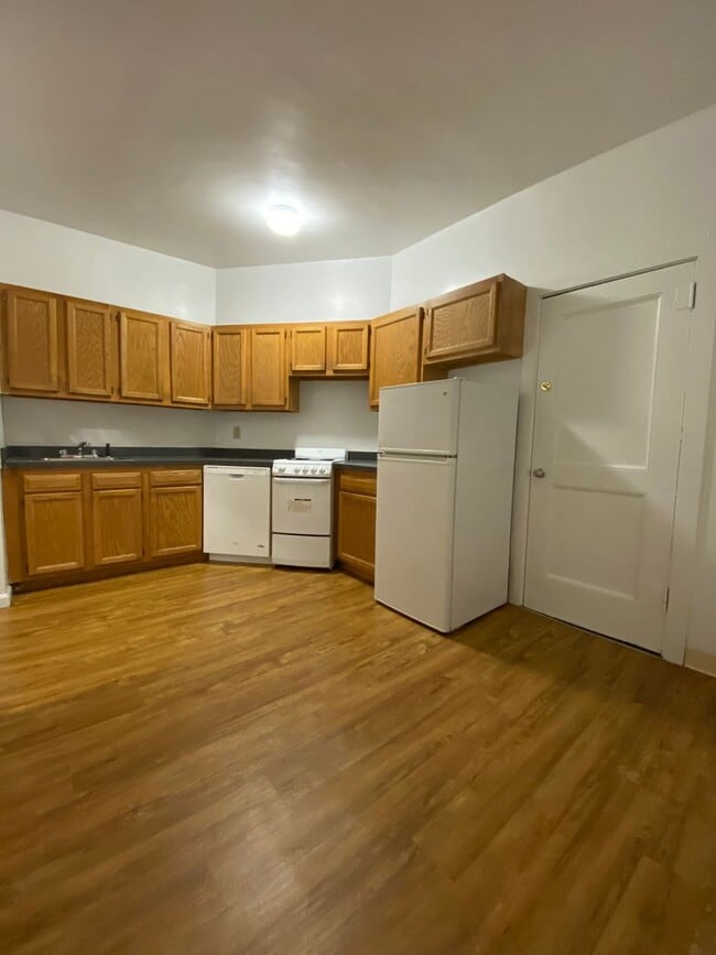 Photo - 1595 Beacon St