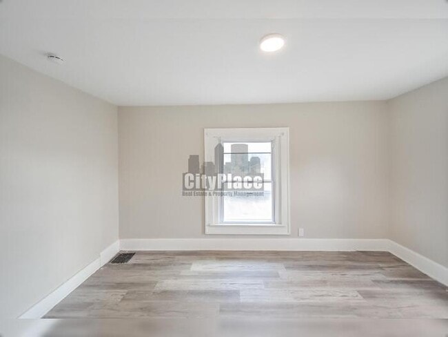 Photo - 3936 E 10th St