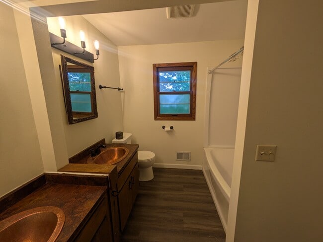 Photo - 595 Meadow Ct
