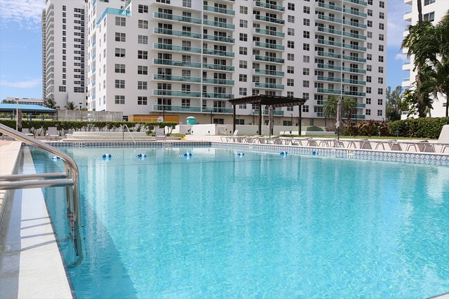 Área de piscina/terraza - 5005 Collins Ave Unidad #1422 Carriage Club North