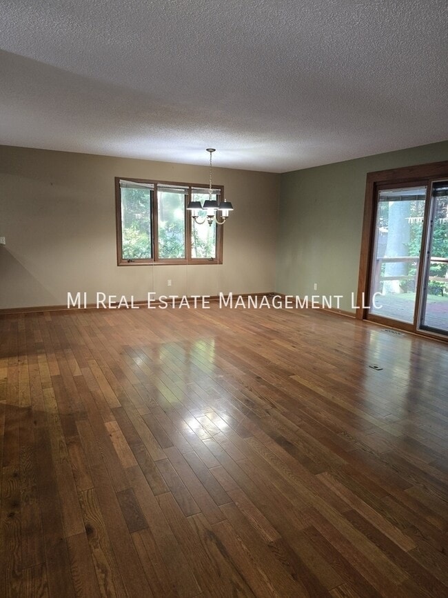 Photo - 1268 Oakhampton Rd