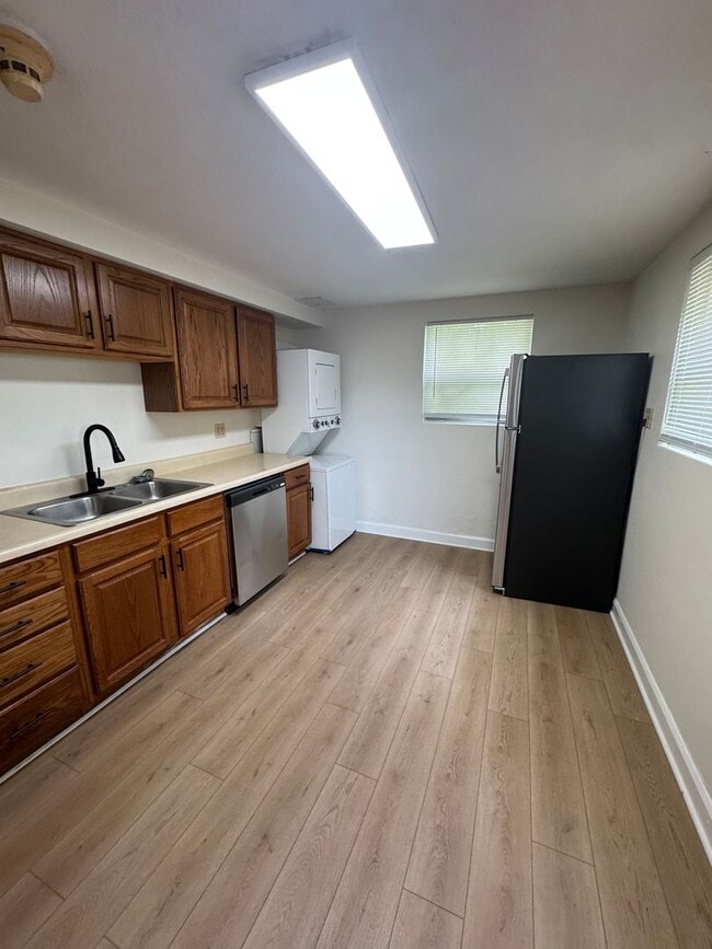 Photo - 1504 Parkade Blvd Unit B