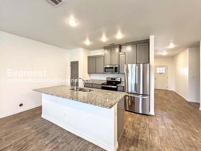 Photo - 2203 Hornbeam St