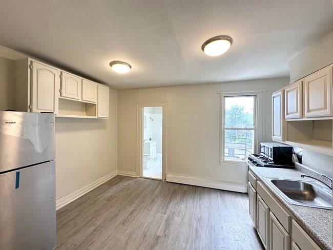 Building Photo - 144 Van Horne St Unit 3 Rental