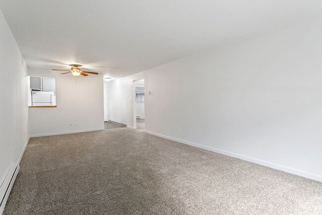 Building Photo - Beautifully Updated 2 bedroom 1 bath! Pets... Unit 21 Rental