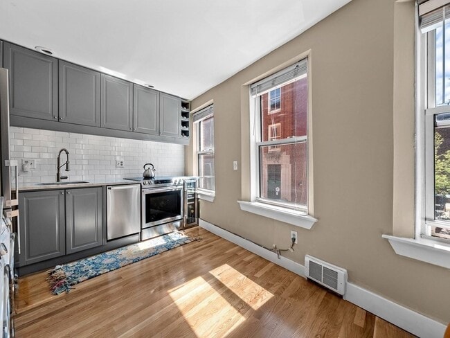 Building Photo - 17 Charter St Unit 3