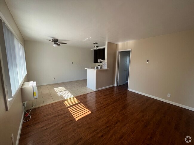 Building Photo - 24370 Newhall Ave Unit 8 Rental