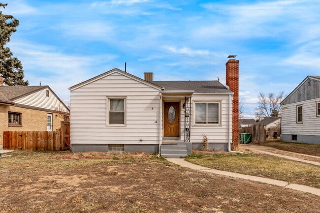 Building Photo - "Charming 3-Bed, 2-Bath Haven in Englewood – 1,499 Sq Ft of Comfort!"