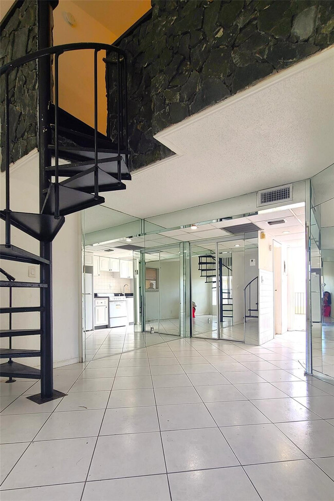 Building Photo - 4121 NW 26th St Unit T20