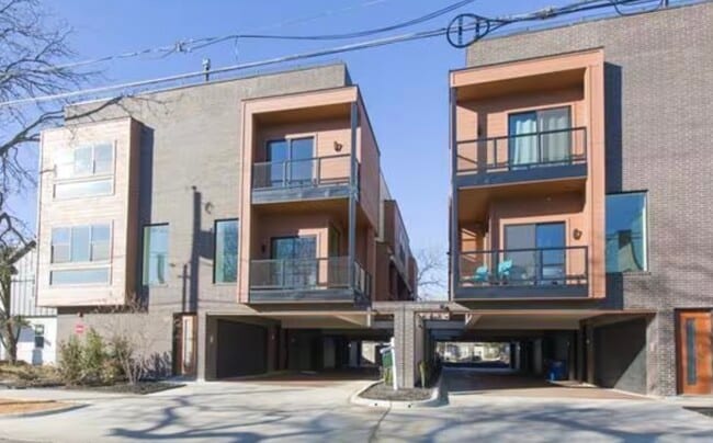 Building Photo - 425 W 9th St Rental