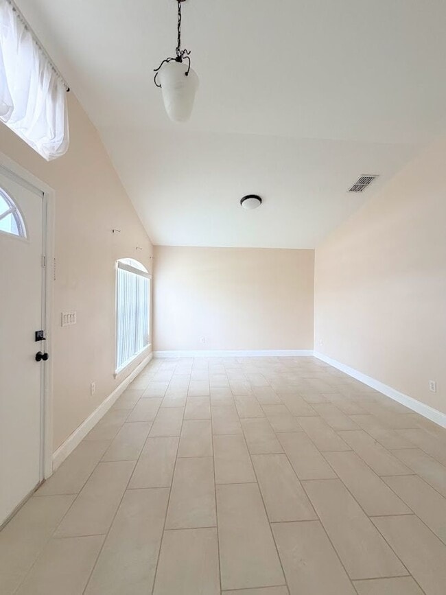Photo - LOTS OF ROOM IN THIS CUTE 3/2 HOME IN CLERMONT!