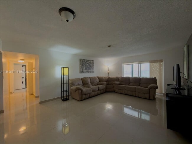 Photo - 325 W Laurel Dr Unit 2L