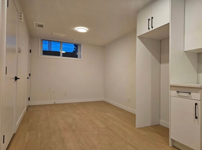 Photo - 15315-15395 95 Ave NW