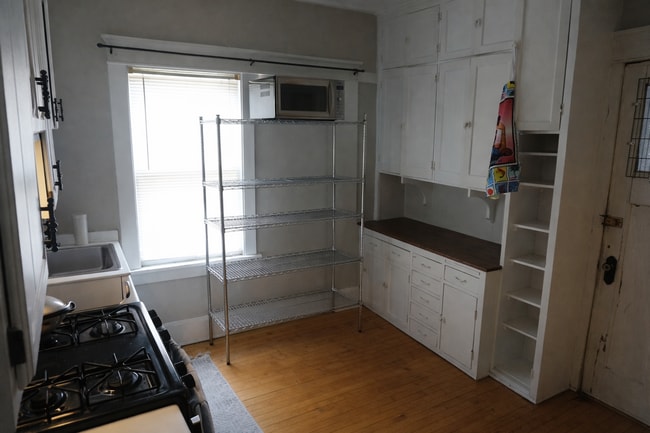 Photo - 3284 N Oakland Ave Unidad 3286 N Oakland Ave