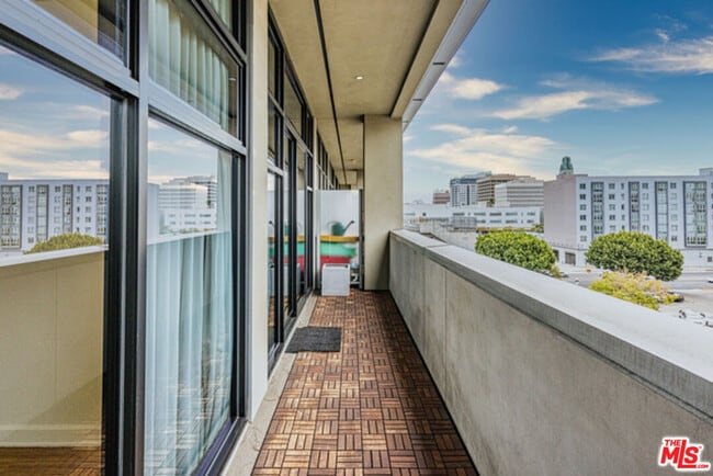 Building Photo - 3223 W 6th St Unit 511