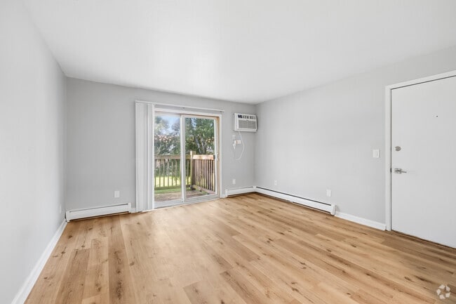 1BR, 1BA - 541SF - Living Room