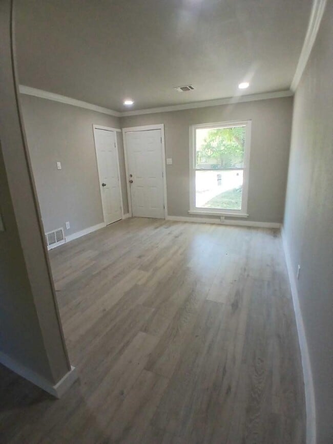 Photo - 221 Park Ln