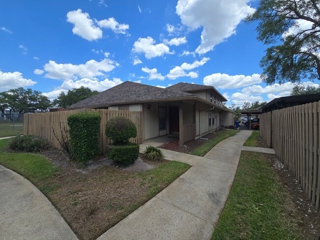 Building Photo - Charming 3/2 in Brandon, FL.
