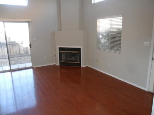 Building Photo - Nice townhome