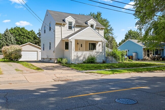 Photo - 749 Appleton Rd