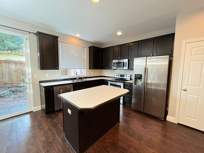 Photo - Super-Cute Townhouse! 3 bed + 2.5 baths w/ Fantastic Floor Plan! (A/C & Washer / Dryer included!)