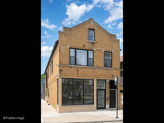 Building Photo - 846 N Ashland Ave Unit 1R