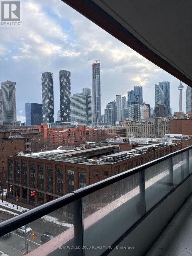 Photo - 180 Front St E Unité 812