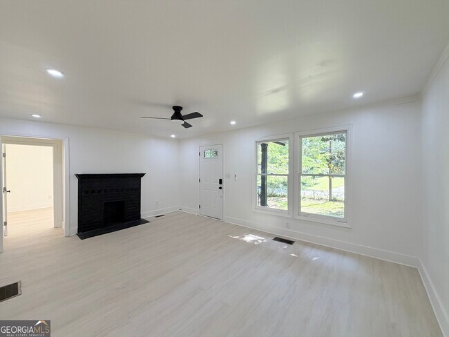 Photo - 556 Church St NW