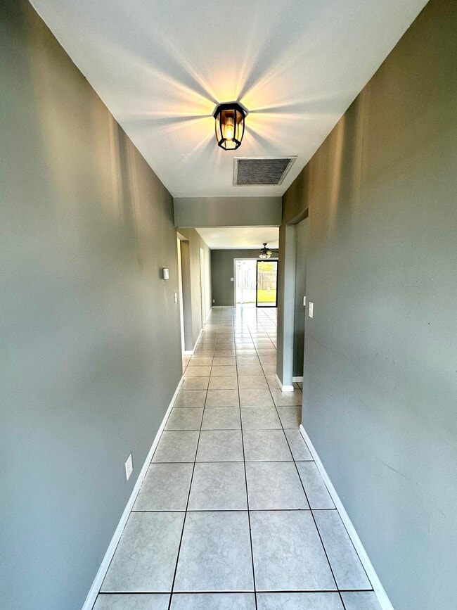 Photo - 947 Country Wood Ct
