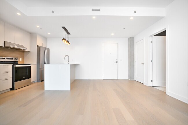 Salon - 7070 Boul Newman Unité 1403