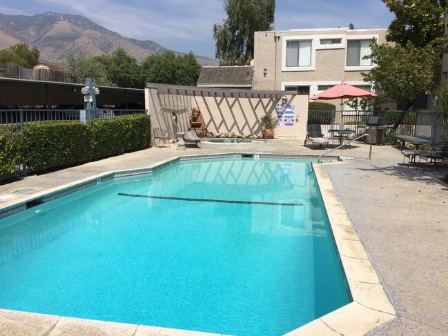 Pool & Jacuzzi - Fountain Place Apartments