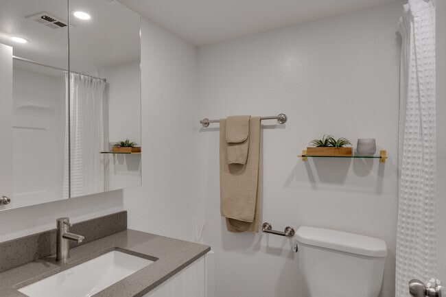 2BR, 2BA - 912SF - Bathroom - Central on Broadway