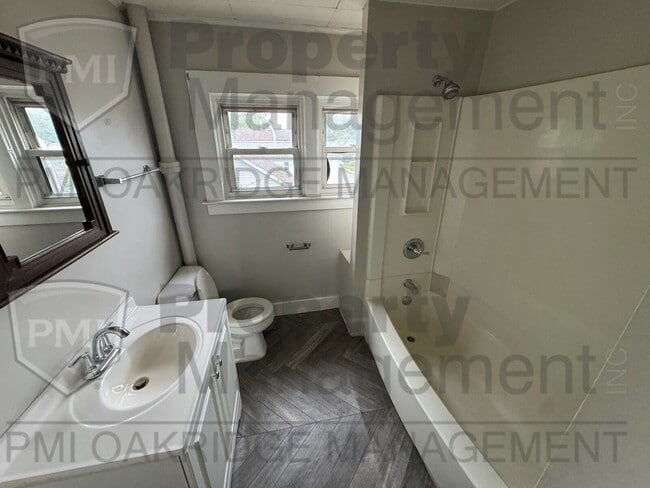 Upper 1 Bedroom 1 Bath Apartment