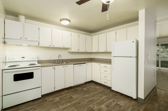 2X1L-Kitchen - Lynnwood Garden Village Apartments