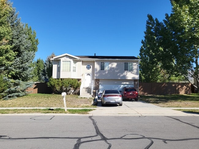 Photo - 975 E 170 N