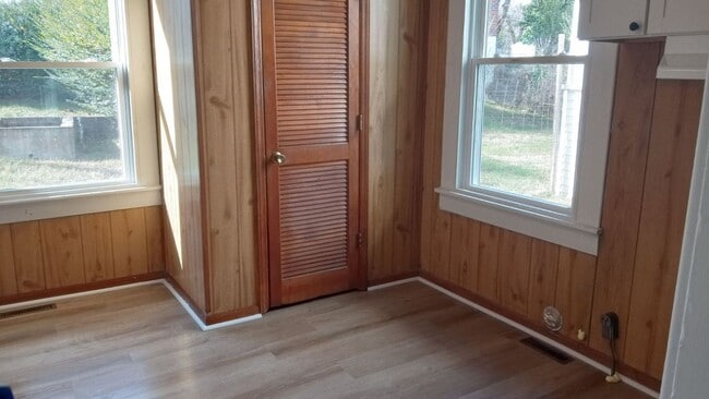 Photo - 5 Bedroom 1 Bath Available to Rent for $95...