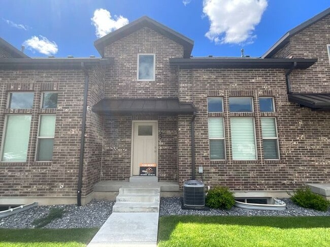 Building Photo - 2 bedroom 2 1/2 bath townhouse