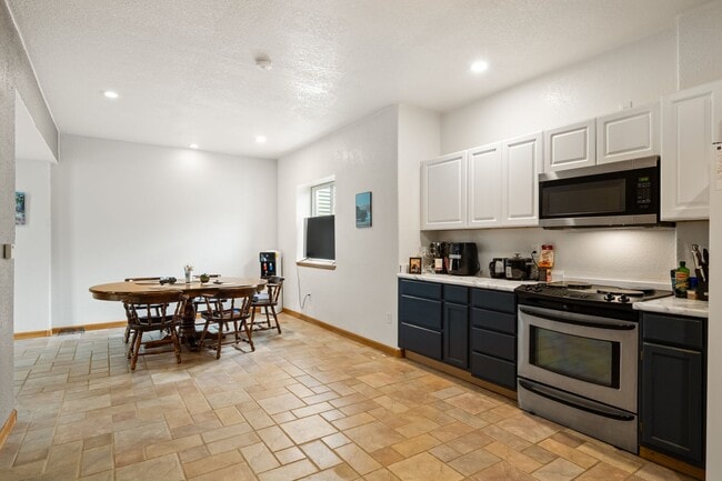 Photo - Private 1-Bed, 1-Bath Walkout Unit - Full ...