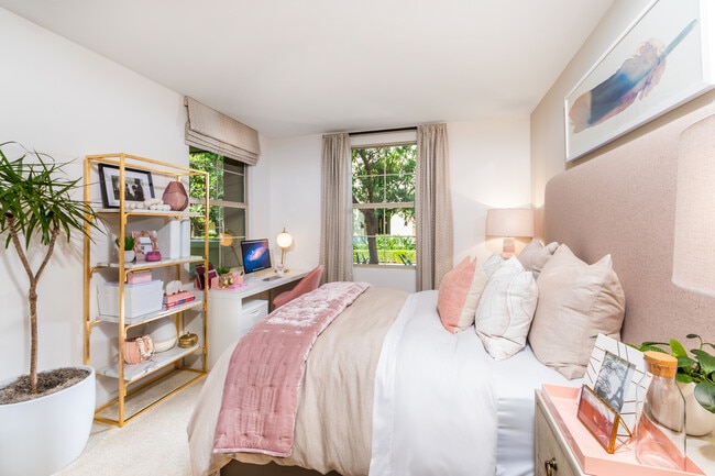 Woodbury Court Apartment Homes