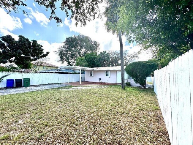 Building Photo - 525 NW 15th Terrace