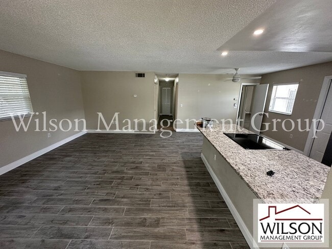 Photo - 643 David St