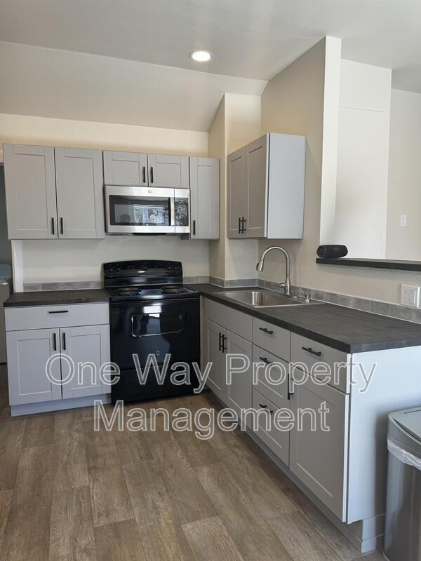 Building Photo - 2038 1/2 5th St Rental