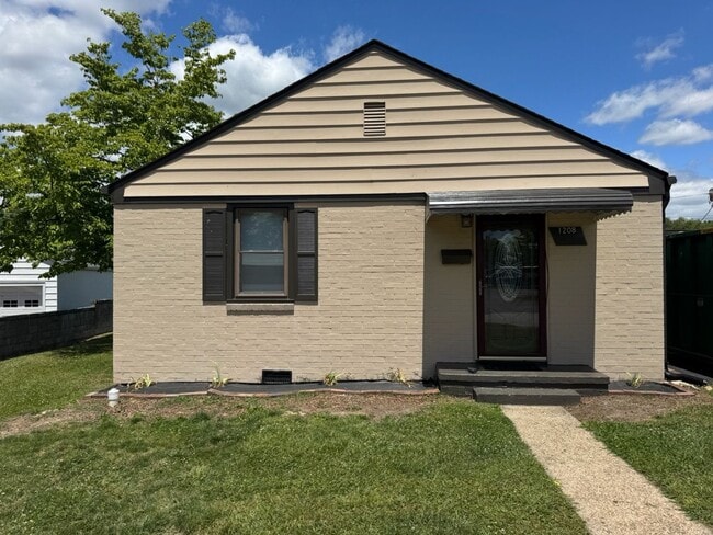 Building Photo - Updated 2BR Home in Kingsport For Rent - Detached 2 Car Garage